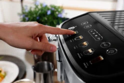 DeLonghi Magnifica Evo ECAM29043SB 22 DeLonghi Magnifica Evo ECAM29043SB -Coffee Machine MagnificaEvo ECAM29043SB Lifestyle Alt8