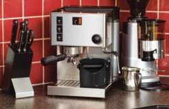 Dreamfarm Grindenstein Knock Box - Black -Coffee Machine Dreamfarm Grindenstein Scene Charcoal 1 6343a759 88ae 4f5b a300 17e0236d7fa4