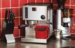 Dreamfarm Grindenstein Knock Box - Red 7 Dreamfarm Grindenstein Knock Box - Red -Coffee Machine Dreamfarm Grindenstein Scene FireTruck 12 20465b74 e815 4b85 80ca 03460b3acda1