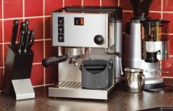 Dreamfarm Grindenstein Knock Box - Silver -Coffee Machine Dreamfarm Grindenstein Scene SteelWool 1 ab90ec5c 6262 45ea 913a cb09cd9548c1